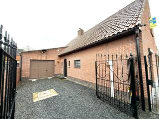 Deze goed onderhouden woning bevindt zich in een rustige, doch centraal gelegen woonwijk, ideaal voor wie op zoek is naar comfort en bereikbaarheid.<br /><br />Op het gelijkvloers betreed je de woning via een inkomhal met gastentoilet. De lichtrijke leefruimte met pelletkachel biedt een gezellige sfeer en sluit aan op een aparte keuken. Verder zijn er twee slaapkamers, waarvan één voorzien is van een praktische maatwerkkast, een badkamer en een zeer ruime garage met geautomatiseerde poort.<br /><br />De bovenverdieping telt nog twee volwaardige slaapkamers, berging en een apart toilet.<br /><br />Buiten geniet je van een onderhoudsvriendelijke, afgesloten tuin met een ruim overdekt terras en drie handige tuinbergingen.<br /><br />Extra troeven:<br />- Overal elektrische rolluiken<br />- Afgesloten hekken zorgt voor extra veiligheid<br />- Nieuw geplaatste energiezuinige warmtepomp<br />- Nieuw geplaatste energiezuinige warmtepompboiler<br />- Zonnepanelen dragen bij aan een energiezuinig verbruik<br /><br />Kortom: woning met alle comfort, ideaal voor wie rust, ruimte en gezelligheid weet te waarderen.