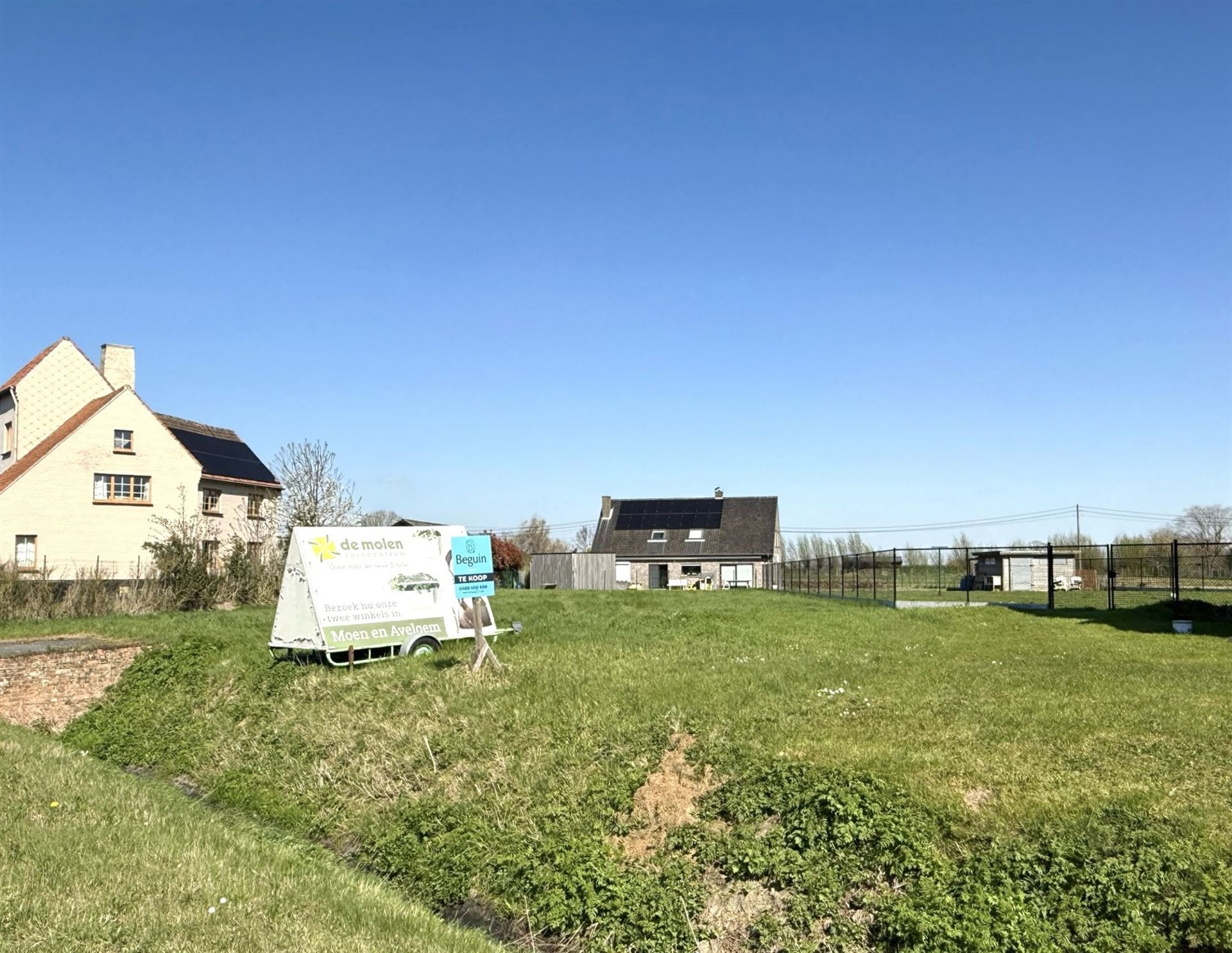Terrain bien situé destiné à une construction ouverte – Environ 30 mètres de largeur de parcelle – Superficie de 10a 04ca.