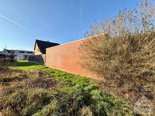 Perceel van 884m2 en 10,6m breed voor #HOBDe koper kan zelf bouwen of de  bouwgrond aankopen met woning.Centrale ligging in het #centrum van...