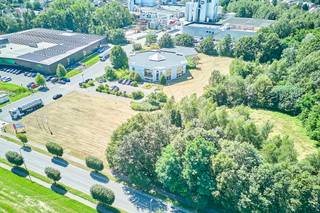<strong>ONTWIKKELINGSGROND van 1.8 ha met kantoor</strong><br />Geweldig perceel van 18.144m² met kantoor gelegen in een zone voor ambachtelijke bedrijven en KMO's. Deze site leent zich tot tal van mogelijkheden naar (her)ontwikkeling toe.<br /><br />Huidige indeling:<br />2 kantoorgebouwen: het voorste van ca 1000m² verdeeld over 2 verdiepingen - het achterste ca 475m² gelijkvloers. Beide gebouwen beschikken over tal van afgescheiden ruimtes naar behoeven in te vullen. Parking voorzien voor een 30-tal wagens.<br /><br />Troeven:<br />-commerciële handelsligging<br />-gebouw wordt tijdelijk verhuurd wat directe inkomsten oplevert<br />-mogelijkheid tot ONTWIKKELING/VERKAVELING<br />-investeringsopportuniteit<br /><br />Voor meer info en/of een bezichtiging: info@jansenrealestate.be - 011/39 90 50