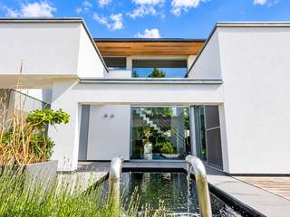 ***** hele hedendaagse en instapklare moderne villa te koop in Diksmuide-Woumen *****<br /><br />omvattende :
<ul>
<li>gelijkvloers : inkomhal, ruime gezellige zithoek, grote eethoek met aansluitend bureel, volledig ingerichte moderne open leefkeuken, ruime wasberging, grote dubbele garage, toilet, grote oprit, volledig aangelegde tuin met heel wat privacy, verschillende terrassen en vijver</li>
<li>1ste verdieping : nachthal, 3 slaapkamers, dressing, badkamer, douchekamer en apart toilet</li>
<li>dakverdieping : grote zolder als bergruimte</li>
</ul>
<br />***** TOP-AANBIEDING *****<br />