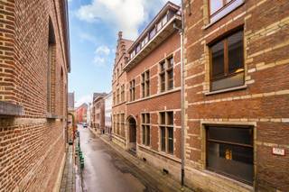 Unieke kantoorruimte in historisch pand in hartje MechelenBent u op zoek naar een kantoorruimte met karakter, uitstraling en een vleugje grandeur?...