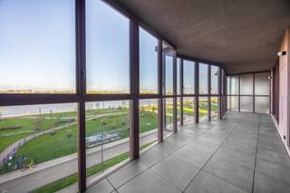 <p>Dit luxe appartement, gelegen op de derde verdieping van een vernieuwd project in Antwerpen, beslaat ongeveer 127 m² en combineert modern comfort met een prachtig uitzicht. Het beschikt over zowel een terras in de zomer als een winterterras, ideaal voor elk seizoen.</p>
<p>Bij binnenkomst komt u terecht in een lichte woonkamer met hoge ramen die flink wat daglicht binnenlaten en een spectaculair uitzicht bieden op de omgeving. Vanuit de woonkamer is er directe toegang tot het terras, waardoor binnen en buiten naadloos samenvloeien.</p>
<p>De volledig op maat gemaakte Bulthaup-keuken vormt het hart van het appartement: stijlvol, functioneel en uitgerust met hoogstaande apparaten zoals een Bora-kookplaat, Quooker, wijnkoeler en meer.</p>
<p>De hoofdslaapkamer aan de voorzijde biedt een adembenemend uitzicht op de Schelde en heeft een eigen badkamer met ligbad, wastafel en toilet. De tweede slaapkamer, gelegen aan de oostzijde, beschikt over een badkamer met inloopdouche en dubbele wastafel, en grenst aan een tweede terras.</p>
<p>Het interieur is afgewerkt met maatkasten van Interpoint, wat zorgt voor een strakke, tijdloze look en extra opbergruimte.</p>
<p>Tot de woning behoort een private berging, inbegrepen in de prijs. Er zijn ook drie ondergrondse parkeerplaatsen aanwezig aan 45.000 per stuk.</p>
<p>Voor meer info over dit appartement of een bezoek ter plaatse kan u, ook buiten de kantooruren en tijdens het weekend, steeds contact opnemen met Vincent op vincent@reds.be of 0475/21.00.86</p>
<p></p>