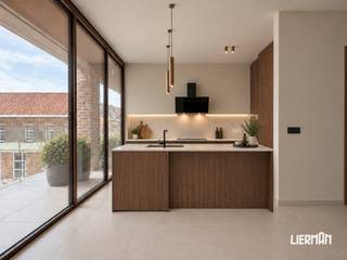 <p>-- 6% BTW mogelijk op het geheel -- <br /><br />Droomt u van een ruim nieuwbouwappartement op een toplocatie? <br /><br />Dit stijlvolle en energiezuinige appartement ligt op een steenworp van de Grote Markt, winkels, horeca en openbaar vervoer, en combineert comfort met stedelijk gemak.<br />De kleinschalige residentie telt slechts 5 appartementen, wat rust en exclusiviteit garandeert. <br /><br />Moderne architectuur, kwaliteitsmaterialen en een doordachte indeling zorgen voor een luxueus gevoel vanaf het moment dat u binnenstapt. <br /><br />De ruime, lichte leefruimte met open keuken leidt naar een zuidgericht terras. <br /><br />Verder beschikt het appartement over drie slaapkamers, twee badkamers en een apart toilet. <br /><br />Bovendien is het energiezuinig gebouwd volgens de nieuwste normen, met onder meer driedubbel glas, zonnepanelen, vloerverwarming en een lucht-water warmtepomp.<br /><br />Optioneel kunt u achteraan de residentie een autostaanplaats aankopen (€17.500) — een handige troef op deze centrale locatie. <br /><br />Interesse? Plan uw bezoek via info@immolierman.be of 053 89 99 66.</p>