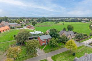 <p><strong>Vrijstaande woning op ruim perceel (1.230 m²) te Zondereigen (Baarle-Hertog)</strong></p>
<p>EPC 519kWh | 5-6 Slaapkamers| Z-O gerichte tuin</p>
<p><strong>Omschrijving:</strong></p>
<p>Deze vrijstaande woning is ideaal gelegen te Zondereigen en biedt een uitstekende combinatie van ruimte en potentieel.</p>
<p>De woning beschikt op het gelijkvloers over een ruime inkomhal, een lichtrijke en zeer ruime woonkamer, een open keuken met aansluitende een grote veranda, een badkamer, 2 slaapkamers en apart toilet. Daarnaast is er een praktische kelderberging aanwezig.</p>
<p>Op de eerste verdieping bevinden zich drie volwaardige slaapkamers en een 2<sup>e</sup> keuken, die eveneens gebruikt kan worden als 4<sup>e</sup> slaapkamer. Een badkamer voorzien van een ligbad, toilet en 1 Spoelbak met meubel.</p>
<p>Via een vlisotrap bereiken we de grote zolder die perfect kan functioneren als handige opbergruimte.</p>
<p>Een ideale gezinswoning voor wie op zoek is naar ruimte en uitbreidingsmogelijkheden op een rustige locatie.<br /><br /></p>
<p><strong>Algemeen:<br /></strong>- Vrijstaande woning op een ruim perceel van 1.230 m²<br />- Rustige ligging<br />- Mogelijkheid tot 6 slaapkamers<br />- Kelder<br />- EPC: F-label (renovatie verplichting)</p>