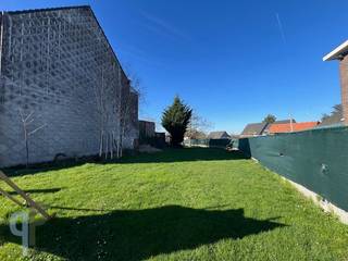 Aan de rand van centrum Zottegem, op wandelafstand van het station, vinden we deze bouwgrond, geschikt voor het optrekken van een halfopen...