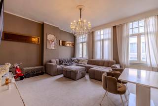 Statig herenhuis met rijke historie in het stadscentrum bestaande uit een handelspand en 2 bovengelegen appartementen. 15 Jaar geleden compleet...