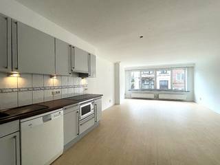 Droomt u van een modern appartement met een centrale ligging? Zoek niet verder! Dit recent gerenoveerde appartement biedt alles wat u nodig heeft en meer!<br /><br />Ideaal gelegen op wandelafstand van het prachtige park "Rivierenhof", geniet u van een rustige omgeving met de voordelen van de stad binnen handbereik. Dit appartement bevindt zich in de nabijheid van belangrijke invalswegen, winkels en openbaar vervoer, met een directe verbinding naar het bruisende centrum van Antwerpen – binnen 10 minuten bent u waar u moet zijn!<br />Dit instapklare appartement situeert zich op de 1ste verdieping van een verzorgd gebouw met 3 eenheden en beschikt over een garagebox. <br /><br />Via de inkomhal met gastentoilet en ingemaakte kasten betreden we de riante woonkamer op laminaatvloer met veel natuurlijke lichtinval. De open keuken is voorzien van kwalitatieve inbouwtoestellen en kastenwerk. <br />De hal brengt u vervolgens achteraan tot de royale slaapkamer (23m²) op laminaatvloer met een ensuite dressing en een stijlvol vernieuwde badkamer. Deze recent gerenoveerde badkamer is voorzien van een inloopdouche en een lavabomeubel. <br /><br />Het appartement heeft als grote troef een garagebox! De garage achteraan het gebouw is bij te kopen. <br /><br />Overtuig uzelf van dit mooie appartement en zijn gunstige locatie met het park als achtertuin tijdens een bezoek ter plaatse!