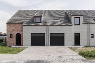 In een nieuwe en familievriendelijke wijk in Eernegem realiseert Danneels een verfijnde gezinswoning in hedendaags landelijke architectuur op het lot 12.<br /><br />Deze woning heeft een open woonkamer met afgewerkte eilandkeuken, een garage, 4 ruime slaapkamers, ingerichte badkamer, veel bergruimte en een zuid gerichte omheinde tuin met terras.<br /><br />Het lage E-peil 6 maakt je woning energiezuinig & duurzaam, dankzij een geothermische warmtepomp, vloerverwarming & zonnepanelen. Je krijgt een gezond binnenklimaat en een lage energierekening.<br /><br />Danneels werkt jouw nieuwe thuis sleutel-op-de-deur voor je af, incl. terras, oprit en tuinomheining. Voor een vaste prijs en tegen een afgesproken einddatum. Jij kiest de keuken- en badkamerinrichting, vloer- en wandtegels bij onze partners. Onze klantenbegeleider staat voor je klaar met advies op maat.