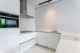 <p>Prachtig duplexappartement van ca 80 m² aan de Britselei, een centrale en hippe locatie in de stad. Enerzijds is het rustig genieten van het groene Stadspark op slechts 500 meter wandelafstand. Anderzijds liggen de winkelstraten en het Theaterplein om de hoek. Kortom, een heerlijke locatie tussen het Zuid en het centrum van Antwerpen. Bovendien is er een vlotte bereikbaarheid gegarandeerd dankzij de nabijheid van de belangrijkste invalswegen.<br /><br />Het appartement is afgewerkt met hoogwaardige materialen en met oog voor elk detail. Doorheen het appartement is gewerkt met een witte vloer gecombineerd met een donkere stalen trap en zwarte accenten in verlichting en ramen.<br /><br />De grote raampartijen zorgen voor een aangename lichtinval in de leefruimte op de tweede verdieping, deze zijn ongetwijfeld de grote troef van dit appartement. Deze geeft uit op een gezellig terrasje.<br /><br />De keuken met ontbijttoog heeft een strak wit design met greeploze kasten en tal van lades en is uitgerust met kwalitatieve toestellen: microgolf- en oven, koelkast met diepvries, kookplaat en vaatwasser. Het keukenwerkblad is afgewerkt met een onderhoudsvriendelijke composietsteen.<br /><br />Op de bovengelegen verdieping bevindt zich een op maat gemaakt bureaumeubel. De slaapkamer kan gebruikmaken van de badkamer met douche en lavabo. Hier zijn ook aansluitingen voor wasmachine en droogkast aanwezig. Aparte bergruimte en apart toilet.<br /><br />Aan opbergruimte geen gebrek door een vestiairekast in de inkomhal, ingemaakte kasten onder de trap en een op maat gemaakte kastenwand in de slaapkamer. Designverlichting en airconditioning vervolledigen dit appartement.<br /><br />Gemeenschappelijke lasten: 45 Euro per maand.<br />Alle nutsvoorzieningen zijn privé op te nemen door de huurder.<br /><br />Beschikbaar vanaf 1 november 2026.</p>