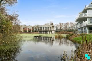 Ontdek Residentie Heron in Roeselare: exclusief en energiezuinig wonen (warmtenet!)in een afgesloten parktuin op de voormalige site van B2Ai. Na het succes van Fase I &amp; II lanceren we Fase III – Blok A, met 12 hoogwaardige appartementen met riante terrassen, tijdloze architectuur en een high-end afwerking. Voor wie droomt van klasse, comfort en karakter. Bijkomende troeven: 6% BTW is hier mogelijk. Informeer ook naar onze lanceringsvoorwaarden! Bezoek ons modelappartement op afspraak. <br /><br />Heron bestaat uit vier urban villages (lees: paviljoenen). Elk paviljoen bestaat uit 12 tot 14 luxe appartementen, waarvan de architectuur en het interieur de conceptlijnen van het levenslang wonen volgen. Dat betekent dat de vier urban villages maximale flexibiliteit bieden en dat er nog voldoende keuzevrijheid is om uw interieur aan te passen aan elke levensfase.<br />Kortom: investeren in dit uitzonderlijk vastgoed is investeren voor het leven (en langer). Met B2Ai als architect en Coussée-Bostoen als aannemer staat dit project garant voor Roeselaarse topkwaliteit!<br />Indeling - Heron biedt voor elk wat wils. Er zijn zowel kleine (vanaf 71m²) als riante appartementen (tot 129m²), gaande van 1-3 slaapkamers. Telkens met fantastische terrassen met uitzicht op de parktuin en vijver, tot wel 83m²! En dat in een kleinschalig gebouw, met slechts 2 penthouses op niveau +2. <br />Indeling: Indeling: inkomhal met ruimte voor vestiaire / toilet met wastafel / twee ruime slaapkamers / volledig uitgeruste badkamer / ruime leefruimte met open keuken voorzien van kookeiland en alle nodige toestellen / technische ruimte/berging / riant terras (29m²) uitgevend op parktuin/vijver<br />Extra - Ondergrondse garages, parkeerplaatsen én bergingen.<br />Troeven - 6% BTW mogelijk / Historische site / omgeven door natuur / focus op duurzaamheid en energie-efficiëntie / hoogwaardige architectuur / nabij scholen, buurtwinkels, handelszaken en openbaar vervoer / Flexibele keuzemogelijkheden in afwerking<br />De foto’s in deze voorstelling zijn afkomstig van reeds gerealiseerde en gelijkaardige appartementen uit Fase I &amp; II.<br />Benieuwd? - Frederik organiseert voor dit project afspraken op kantoor of in het modelappartement ter plaatse, mits het maken van een afspraak. Meer algemene informatie is terug te vinden via www.bordes.be