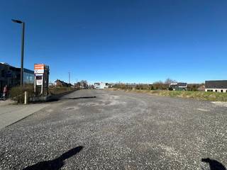 Grond van ca. 2000 m² te huur, perfect geschikt voor opslag, stalling of parkeren van wagens, machines of materiaal.Het terrein is gelegen op...