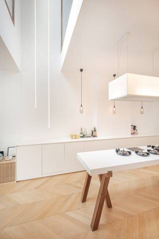Exclusief herenhuis in het hart van Leuven, gelegen in de Justus Lipsiusstraat, ooit het karaktervolle molenhuis van de wijk en vandaag een uitzonderlijke woonparel. Na een totaalrenovatie in 2016 biedt deze unieke eigendom 273 m² bewoonbare oppervlakte plus 45 m² kelder, waarbij authenticiteit en hedendaagse luxe naadloos in elkaar overvloeien.<br />Op het gelijkvloers ontvouwt zich een open leefruimte met visgraatparket, een indrukwekkende designkeuken met een eiland van 7 meter in Korian, en een gezellige zithoek met ramen van vloer tot plafond. De leefruimte geeft uit op een prachtig terras en stadstuin, volledig omringd door groen en met 100% privacy. De achtergevel in Afromosia en de ingemaakte kasten in dezelfde houtsoort versterken de warme, exclusieve uitstraling.<br />De tussenverdieping biedt een polyvalente ruimte—ideaal als bureel, speelruimte of creatieve zone—met een indrukwekkende vide en grote glaspartijen die het huis doordrenken met licht.<br />Op de eerste verdieping bevindt zich de master suite met originele plankenvloeren, authentieke deuren en een ensuite designbadkamer. De royale overloop benadrukt opnieuw de grandeur van het herenhuis.<br />De tweede verdieping telt twee grote slaapkamers, opnieuw met plankenvloeren en hoge plafonds, perfect voor gezin, gasten of hobbyruimte.<br />Het derde verdiep verrast met een volwaardige studio/slaapkamer/bureau, voorzien van een tweede badkamer en een sfeervolle mezzanine—een ideale plek voor zelfstandigen, tieners of logees die hun eigen cocon wensen.<br />Met zonnepanelen, thuisbatterij en EPC B combineert dit herenhuis moeiteloos modern wooncomfort met een uitzonderlijk niveau van energie-efficiëntie.<br />Een absolute parel in Leuven: een woning waar karakter, authenticiteit, hedendaagse luxe en verfijnde afwerking elkaar versterken tot een uniek geheel.<br />info@covas.be // 016 40 60 20 // www.covas.be