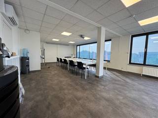 TE HUUR: Jouw ideale werkplek in Harelbeke! 💖Ontdek een plek waar productiviteit en passie samenkomen, verscholen op de Kortrijksesteenweg 321 Bus...