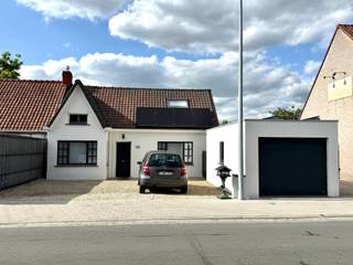 Charmante woning met handige oprit, garage en GROTE TUIN. Goedgelegen nabij invalswegen, winkels, en openbaar vervoer. Grote TUIN, TERRAS,...