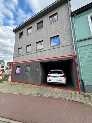 Appartement met aangrenzende overdekte auto staanplaats. Het appartement heeft een aparte PRIVE inkom en bestaat uit: inkomhal,  leefruimte met...