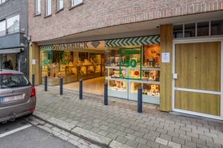 <p>In de drukke winkelstraat van Kontich met veel passage, bevindt zich dit veelzijdige handelspand dat werd uitgebaat als juwelierszaak. <br /><br /><strong>INDELING</strong><br />Grote, open verkoop ruimte met veel lichtinval<br />Atelier-/werkruimte en stockage<br />Extra berging/kantoor<br />Kitchenette en apart toilet<br />Airco<br />Beveiligings- en alarminstallaties<br /><br /><strong>POSITIEVE ASPECTEN</strong><br />Absolute topligging in Kontich<br />Hoogwaardige afwerking<br />Polyvalent in gebruik<br />Instapklaar</p>