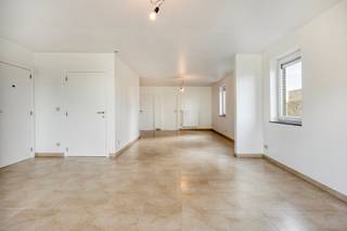Ben je op zoek een instapklaar gelijkvloers appartement met 2 slaapkamers en 1 garage? Zoek niet verder! Dit appartement te Hoogstraat 104/0001 heeft alles wat je zoekt. <br /><br />Indeling: <br />- Woonkamer<br />- Uitgeruste vernieuwde keuken<br />- Apart toilet<br />- Berging<br />- 2 slaapkamers<br />- Badkamer met douche<br /><br />Bijzonderheden:<br />- EPC B<br />- Terras<br />- Onmiddellijk beschikbaar<br />- 1 garage (incl. in de vraagprijs) <br />- Nieuwe gascondensatieketel sinds 2024<br /><br />Mis deze kans niet en vraag vandaag nog jouw bezoek aan door contact op te nemen met Jill via jill.de.deurwaerdere@albert.immo of 0495 69 61 64. <br /><br />Bij Albert kom je thuis