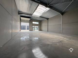 - Nieuwe KMO-units te Ichtegem -<br /><br />In de Industriestraat te Ichtegem transformeert Global Estate Group de voormalige Dupon Biscuits-site – bekend van koekjes voor ijsjes – tot een modern en duurzaam bedrijventerrein.<br /><br />In dit nieuwe KMO-park, *Houtland West*, bieden wij een casco loods van 246 m² te koop aan. De unit beschikt over 2 inbegrepen privéparkeerplaatsen en maakt deel uit van een recent opgeleverd bedrijvenpark met een hedendaagse uitstraling.<br /><br />*Houtland West* is strategisch gelegen in het hart van Ichtegem, vlot bereikbaar via de N33 en op korte afstand van Torhout, Gistel en de E40. Het bedrijventerrein is ideaal voor kleine en middelgrote ondernemingen die op zoek zijn naar een functionele, duurzame en goed bereikbare uitvalsbasis in West-Vlaanderen.<br /><br />Interesse? Neem contact met ons op voor meer info of een bezoek ter plaatse.
