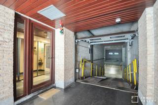 Deze makkelijk bereikbare binnenstaanplaats is gelegen in de Paul Parmentierlaan 202 - 204. <br />De staanplaats is gelegen op -1 nummer P22, te bereiken via een autobrug. <br /><br />Afmetingen van de staanplaats: Lengte: 5.30m, breedte: 3.40m, breedte op het smalste punt: 2.30m, max hoogte: 1.85m<br /><br />Er is een sleutel en een afstandsbediening om de garagepoort van buitenaf te openen. <br /><br />De staanplaats is onmiddellijk beschikbaar.