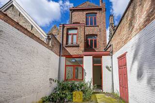 Een pand om u tegen te zeggen, een neo-barok diephuis met imposante trapgevel en erker, een ‘kunstige herstelling’ de dato 1912, een oudere...