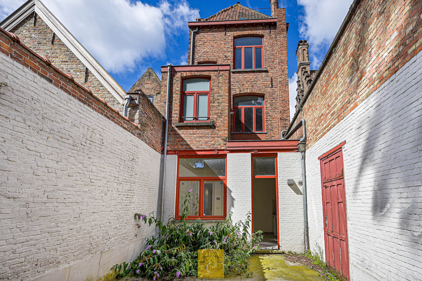 Karakterpand met stadstuin en fietsenpoortje, centrale ligging op een boogscheut van  ’t Zand en Sint-Salvatorskathedraal - photo 2