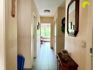 <p><span>Ruim en lichtrijk appartement in kleinschalig gebouw!</span></p><p><span>We vinden dit appartement terug pal in het centrum van Kontich, nabij allerlei winkels, openbaar vervoer, belangrijke invalswegen, ….</span></p><p><span> </span></p><p><span>Indeling:</span></p><p><span>We nemen de trap naar de eerste verdieping en betreden het appartement via de inkomhal.</span></p><p><span>Aan de voorzijde van het gebouw vinden we de eerste volwaardige slaapkamer terug, hiernaast ligt de leefruimte met grote raampartijen en zeer veel lichtinval.</span></p><p><span>Langs de leefruimte betreden we de keuken, deze is voorzien van een kookvuur, oven, dampkap, lavabo en aansluiting voor een vaatwasser. Hier is tevens ook de toegang naar het terras met kleine extra berging.</span></p><p><span>Naast de keuken is er nog een extra ruimte voorzien als berging/bijkeuken.</span></p><p><span> </span></p><p><span>Centraal vinden we de badkamer terug, deze is voorzien van zowel een bad als douche en 2 wastafels.</span></p><p><span>In de nachthal is er nog een apart toilet voorzien met handenwasser. </span></p><p><span> </span></p><p><span>Aan de achterzijde van het appartement ligt de 2</span><span><sup>e</sup></span><span> en grootste slaapkamer.</span></p><p><span> </span></p><p><span>Ten slotte is er nog een handige kelderberging voorzien.</span></p><p><span> </span></p><p><span>Indien gewenst kan er achter het gebouw nog een garagebox gehuurd worden voor €92, dit is optioneel.</span></p><p><span> </span></p><p><span>Nuttige informatie:</span></p><ul><li><span>Beschikbaar: 01/09/2026</span></li><li><span>GEEN MAANDELIJKSE LASTEN!</span></li><li><span>EPC: 198 kWh (m² jaar)</span></li><li><span>Huurwaarborg: 3 maanden</span></li><li><span>Plaatsbeschrijving: €225 per partij</span></li><li><span>Optie tot garagebox voor €92</span></li></ul><p><span> </span></p><p><span> </span></p><p><span>Boek nu zelf ONLINE uw afspraak in. Surf naar het betreffende eigendom op onze website <span>www.habicom.be</span></span><span> en klik op de roze knop </span><span>'PLAN EEN BEZOEK'</span><span>. <br />Kies het moment dat u het beste uitkomt, vul de gevraagde contactgegevens in en klik nadien op verzenden om te bevestigen.</span></p><p><span> </span></p>