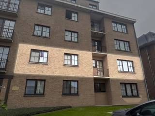 ✨ Lichtrijk &amp; ruim 2-slaapkamerappartement met garage nabij het centrum!<br /><br />Zoekt u een comfortabel, energiezuinig en strategisch gelegen stekje? Dit verzorgde appartement combineert een centrale ligging met verrassend veel ruimte en opbergmogelijkheden.<br /><br />📍 Indeling &amp; Troeven:<br />🚪 Ontvangst: Ruime inkomhal met apart gastentoilet.<br />🛋️ Wonen: Royaal, lichtrijk leefgedeelte met voldoende plaats voor een gezellige zit- en eethoek.<br />🍳 Keuken: Aparte, functioneel ingerichte keuken.<br />🛏️ Nachtrust: 2 volwaardige, ruime slaapkamers.<br />🛁 Sanitair: Aparte badkamer voorzien van een heerlijk ligbad.<br />📦 Opbergruimte: Praktische inpandige berging + extra private kelderberging (nr. 9).<br />🚗 Parkeren: Inclusief private garagebox (nr. 23).<br /><br />💶 Financieel &amp; Contract:<br />💰 Huurprijs: € 800 / maand<br />🏢 Gemeenschappelijke kosten: € 65 / maand<br />🔒 Huurwaarborg: € 2.400 (geblokkeerde rekening op naam van de huurder)<br />📑 Huurcontract: Langlopend (9 jaar)<br />📅 Beschikbaar: Vanaf 01/12/2026 of 01/01/2027<br /><br />🌱 Wettelijke &amp; Energie-info:<br />⚡ EPC: Gunstig B-label (158 kWh/m²jaar) – energiezuinig!<br />🏛️ Erfgoed: Niet beschermd / niet op inventaris<br /><br />Volgende roerende goederen zijn over te nemen (Prijs volgt) : <br /><br />1. Glasgordijnen<br />2. Overgordijnen<br />3. Alle horren<br />4. Combi frigo-diepvries<br /><br />📞 Interesse in een bezoek?<br />Neem vandaag nog <strong>contact</strong> met ons op via <strong>056/705262</strong> of <strong>info@expertimmo.be </strong>!