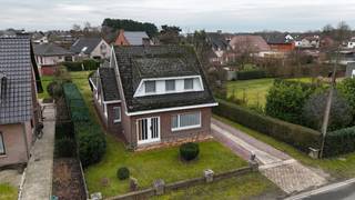 <p><strong>Open bebouwing op 800 m² met zuidgerichte tuin en achterliggende toegang in Eindhout</strong></p>
<p>Bent u op zoek naar een woning met ruimte, potentieel en een uitstekende bereikbaarheid? Deze open bebouwing in Eindhout is gelegen op een mooi perceel van maar liefst <strong>800 m²</strong> en beschikt over een <strong>toegang langs de achterzijde</strong> – een bijzonder grote troef voor wie extra parkeermogelijkheden, een vlotte bereikbaarheid of hobbyruimte wenst.</p>
<p>De woning dient opgefrist te worden naar de hedendaagse normen, maar vormt de ideale basis voor wie zijn eigen woonproject wil realiseren.</p>
<p>Bij het betreden van de woning komt u in de inkomhal die toegang geeft tot de verschillende leefruimtes. Op het gelijkvloers vindt u een aparte eetkamer, een lichtrijke leefruimte en een keuken met aansluitend een praktische wasplaats. Verder is er een badkamer voorzien van een ligbad. De woning beschikt bovendien over een kelder, ideaal als extra bergruimte.</p>
<p>Op de eerste verdieping bevinden zich drie volwaardige slaapkamers, een nachthal en een extra bergkamer.</p>
<p>Buiten geniet u van een aangename, <strong>zuidgerichte tuin</strong> waar u de hele dag door van de zon kan genieten. Achteraan in de tuin bevindt zich een garage, die bereikbaar is via de achterliggende weg. Deze extra toegang verhoogt het gebruiksgemak aanzienlijk en biedt tal van mogelijkheden.</p>
<p>Kortom, een eigendom met veel potentieel, een ruim perceel en een interessante troef dankzij de achterliggende bereikbaarheid. Ideaal voor wie op zoek is naar een open bebouwing die volledig naar eigen smaak kan worden gerenoveerd.</p>
<p>Interesse? Contacteer ons voor een bezoek en ontdek zelf de mogelijkheden van deze woning.</p>