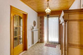 IN OPTIERustig gelegen en goed onderhouden open bebouwing op een perceel van circa 1400 m².INDELINGGelijkvloersWe betreden de woning aan de zijkant...