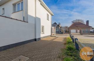 ERPE - Deze stevige halfopen bebouwing kan u vinden op een zeer centrale en vlot bereikbare locatie te Erpe. Deze woning, welke zeker nood heeft...