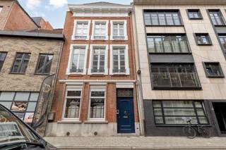 [[ DIT PAND NEEMT DEEL AAN DE ERA OPEN HUIZEN DAG OP 6/12 VAN 13:00 TOT 14:00 ]] Ruime herenwoning in centrum Lier.Je betreedt de woning via de ruime...