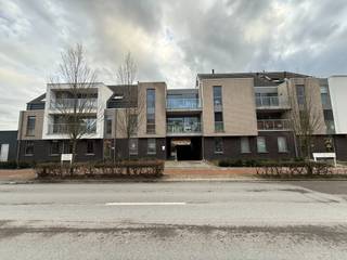 Op zoek naar een instapklaar appartement met veel ruimte en een aangenaam buitengevoel? Dit mooi onderhouden appartement is gelegen in een recente residentie en beschikt over een groot terras, 2 slaapkamers en een verzorgde badkamer met zowel bad als douche. Ideaal voor koppels, jonge gezinnen of mensen die graag comfortabel wonen.<br />Het appartement biedt een praktische indeling met veel lichtinval en een rustige leefomgeving. Dankzij het ruime terras geniet je het hele jaar door van extra leefruimte buiten.<br /><br />Gemeenschappelijke kost = €50/maand<br /><br />Info & afspraak: ☎ 0473/33 33 10 ✉ geoffry@wijns.be