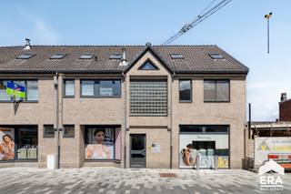 Gelegen in het hart van Lommel, op wandelafstand van winkels, horeca, scholen en openbaar vervoer, biedt dit appartement een uitstekende woon-...