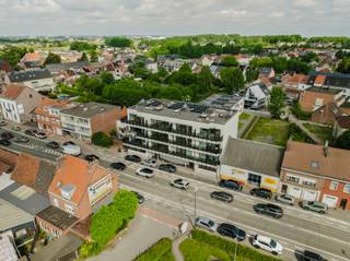 Nieuwbouw gelijkvloers appartement met 2 slaapkamers en privé tuin.Indeling:Inkomhal met vestiaire, berging en wc, keuken met eetkamer, een ruime...