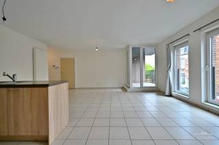 Modern tweeslaapkamer appartement met terras gelegen in Residentie Kloosterhof. Interessante ligging in het centrum van Ronse vlakbij de Grote Markt, station, openbaar vervoer, ...<br />Het appartement bestaat uit een ruime inkomhall, leefruimte met veel lichtinval, open geïnstalleerde keuken, met aansluitende berging. Leuk terras.<br />2 slaapkamers met aansluitend terras, badkamer met inloopdouche en wastafel, toilet en berging/wasplaats.<br />Ondergrondse autostaanplaats en praktische bergruimte voor fiets, ...<br />Vrij vanaf heden.<br />Gemeenschappelijke kosten: 60 euro/maand<br /><br />Interesse? Contacteer Immo Roman, gsm 0472 35 92 86.<br />
