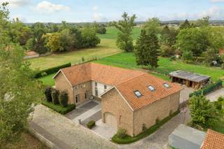 <h2><span>FERME DE CARACTÈRE SUR UN TERRAIN DE 19A 42CA PRÈS DE LA MEUSE</span></h2><p><span>Maison de ferme de caractère </span><span> située</span><span>sur un magnifique terrain de </span><span>1 942 m²</span><span>, dans un cadre calme et champêtre à Maasmechelen, à proximité de la Meuse. La maison allie des éléments authentiques à des finitions contemporaines et offre un espace de vie particulièrement généreux, tant à l’intérieur qu’à l’extérieur.</span></p><p><span>Le vaste espace de vie constitue le cœur de la maison. De grandes baies vitrées laissent entrer beaucoup de lumière naturelle et offrent une belle ouverture sur le jardin. Le salon et la salle à manger s’enchaînent harmonieusement et communiquent avec la cuisine moderne, équipée d’un îlot central, de nombreux rangements et de divers appareils électroménagers encastrés. La maison dispose de </span><span>6 chambres</span><span>, </span><span>de </span><span> plusieurs salles d'eau et </span><span>de </span><span> divers espaces de rangement et pièces annexes pratiques. </span><span>Les parquets, la maçonnerie apparente, les hauts plafonds et les grandes baies vitrées</span><span> soulignent le caractère de la maison tout en créant une ambiance de vie agréable et contemporaine.</span></p><p><span>À l’extérieur également, l’espace disponible constitue un atout majeur. La propriété dispose d’une </span><span>cour intérieure spacieuse, d’une terrasse et d’un grand jardin</span><span> offrant une vue sur la campagne environnante. Elle comprend en outre un </span><span>garage offrant de nombreuses possibilités de rangement</span><span>. Sa situation à proximité de la Meuse est idéale pour ceux qui souhaitent vivre au calme et dans un cadre verdoyant, tout en bénéficiant d’un accès facile au centre de Maasmechelen, aux commerces, aux écoles et aux autres commodités. Avec un </span><span>label EPC B et un score énergétique de 196 kWh/m²/an</span>,<span> la maison allie en outre son caractère authentique à une performance énergétique favorable.</span></p><p><span>AGENCEMENT</span></p><p><span>Rez-de-chaussée :</span></p><p><span>- Hall d'entrée<br />- Spacieux salon avec de grandes baies vitrées<br />- Salle à manger<br />- Cuisine moderne avec îlot central et appareils encastrés<br />- Arrière-cuisine, débarras et buanderie<br />- Sanitaires ;<br />- Garage offrant de nombreuses possibilités de rangement</span></p><p><span>1er étage :</span></p><p><span>- Hall de nuit<br />- Dressing<br />- </span><span>6</span><span> chambres<br />- Plusieurs salles d'eau<br />- Espaces de rangement et pièces annexes</span></p><p><span>À l’extérieur :</span></p><p><span>- Grande cour intérieure<br />- Terrasse<br />- Grand jardin offrant une vue dégagée sur la campagne environnante.</span></p><h2><span>ATTOUS</span></h2><p><span>• 6 chambres </span></p><p><span>• Plusieurs salles de bains et sanitaires </span></p><p><span>• Garage offrant de nombreuses possibilités de rangement </span></p><p><span>• Grands espaces de vie lumineux </span></p><p><span>• Terrain de 1 942 m² </span></p><p><span>• Grande cour intérieure et jardin </span></p><p><span>• Situation rurale à proximité de la Meuse </span></p><p><span>• Label EPC B, 196 kWh/m²/an <br />• Certifié sans amiante</span></p><p><span>Vous recherchez une </span><span>propriété spacieuse et de caractère dans un cadre champêtre près de la Meuse</span><span>?</span></p><p><span>Contactez-nous dès aujourd’hui pour obtenir plus d’informations ou organiser une visite sur place.</span></p><p><span>--------------------------------------------------------------------------------------------------------------------------------</span><span>-<br />Une estimation gratuite de votre bien ? N’hésitez surtout pas à nous contacter.</span></p><h2><span>Robin Van den</span><span> Bergh<br />robin@home4you.be<br />+32 468 23 19</span><span>79<br />Joignable 7 jours sur 7</span></h2>