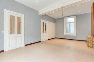 Indeling als volgt:<br />Gelijkvloers:<br />- Inkomhal die uitgeeft op de verschillende vertrekken<br />- Leefruimte/gelijkvloerse slaapkamer (ca. 30m²)<br />- Keuken (ca. 17m²) met vernieuwd meubel voorzien van inductie kookvuur, dampkap, vaatwas, ijskast, microgolfoven en voldoende kastruimte<br />- Gelijkvloerse badkamer (ca. 8m²) voorzien van douche, enkel wandmeubel en toilet<br />- Trappenhal met technische ruimte <br /><br />Eerste verdieping:<br />- Ruime polyvalente ruimte (ca. 67m²) met terras<br /><br />Diversen:<br />- Kelder<br />- Verwarmd op stookolie<br />- Mogelijk interessant om samen met aangrenzend pand (nummer 65) aan te kopen<br /><br />(ver-)Kopen of (ver-)huren in Kalmthout, Essen en omstreken?<br />Met vragen kan u altijd bij ons terecht! <br />Dewaele Vastgoed Kalmthout<br /><br /><br />Bestuursmaatregelen in het maatregelenregister: nee