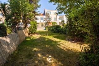 Doe een bod vanaf 429 000 euroInstapklare gezinswoning met zuidgerichte tuin.Charmante en perfect onderhouden gezinswoning van ca. 160 m², rustig gelegen in Sint-Jans-Molenbeek, op de grens met Dilbeek. De woning werd grotendeels gerenoveerd in 2020 en biedt een lichtrijke leefruimte en volledig ingerichte keuken, beide met toegang tot het zonnige terras en de zuidgerichte tuin zonder vis a vis.Verder beschikt de woning over 3 ruime slaapkamers, een dressing, grote badkamer met apart toilet en een volledig onderkelderde ruimte. De zolder biedt bovendien de mogelijkheid om de ruimte in 2 in te delen en zo een extra kamer te creeren .Extra troeven zijn de dubbele beglazing, automatische rolluiken op het gelijkvloers en condensatieverwarming op gas. Een ideale gezinswoning die ruimte, comfort en een uitstekende ligging combineert.