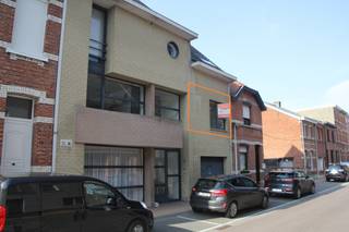 Centraal en rustig gelegen appartement op de 1ste verdieping met 1 slaapkamer<br /><br />INDELING:<br />- inkomhal met vestiairehoek<br />- woonkamer met recente open keuken voorzien van keramische kookplaat en dampkap (ca 23m²)<br />- berging met aansluiting voor wasmachine en boiler voor sanitair warmwater<br />- badkamer voorzien van lavabo, wc en ligbad met douchemogelijkheid<br />- slaapkamer (ca 11m²)<br /><br />DIVERSEN:<br />- gemeenschappelijke berging voor vuilbak en fiets<br />- gemeenschappelijke kosten: 30€/mnd (onderhoud en elektriciteit gemeenschappelijke delen)<br />- appartement is volledig betegeld en kamers zijn voorzien van verlichting<br />- rustige straat in het centrum<br />- vrij per 1 november 2026<br />- voor meer info of een bezoek: info@devavastgoed.be