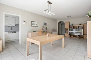 <p><span>Ruim gelijkvloers appartement met tuin en voortuin, ondergrondse staanplaats &amp; 2 slaapkamers in Schoten</span></p><p><span>Op zoek naar ruimte, comfort én een leuke buitenruimte? Dit </span><span>instapklare gelijkvloersappartement</span><span> combineert een praktische indeling met aangenaam wonen, ideaal voor zowel starters, koppels, kleine gezinnen als wie graag alles gelijkvloers heeft.</span></p><p><span>Met een </span><span>bewoonbare oppervlakte van ca. 95 m²</span><span> geniet je hier van een verrassend ruim appartement.</span></p><p><span>De </span><span>leefruimte</span><span> is aangenaam en lichtrijk en sluit aan op de </span><span>volledig ingerichte keuken</span><span>, met daarnaast een </span><span>aparte berging</span><span> extra handig voor stockage en wasmachine.</span></p><p><span>In het kort:<br /></span><span>2 slaapkamers, </span><span>waarvan 1 met rechtstreekse toegang tot de tuin<br />Praktische </span><span>keuken met </span><span>aparte </span><span>berging</span><span><br />Nieuwe</span><span> badkamer </span><span>met </span><span>inloopdouche</span><span> en dubbele lavabo<br /></span><span>Apart toilet in de inkomhal<br />Ruime tuin </span><span>(momenteel betegeld)</span><span> met </span><span>een praktische</span><span> achteruitgang</span></p><h3><span>Extra troeven:</span></h3><p><span>Ondergrondse </span><span>staanplaats en </span><span>privatieve </span><span>kelderberging INCLUSIEF </span><span><br /></span><span>Elektrische rolluiken</span><span><br />EPC-label C -> geen renovatie verplichting<br />Geen gas = praktischer om over te schakelen naar airco indien gewenst (voor 2 pers.: gemiddelde maandelijkse kost energie = €130,-)<br />Asbestveilig = geen overbodige breekwerken<br />Gelijkvloers wonen: toegankelijk en comfortabel</span></p><p><span>Dit appartement biedt een mooie balans tussen </span><span>ruimte, functionaliteit en ligging</span><span>, met winkels, openbaar vervoer en invalswegen in de nabijheid.<br />Ideaal voor wie comfortabel wil wonen met een buitenruimte, zonder in te boeten op bereikbaarheid.</span></p><p><span>Interesse? Contacteer </span><span>Verlimmo Schoten</span><span> voor een bezoek en ontdek zelf de mogelijkheden! 03/658.95.58 www.verlimmo.be</span></p><p><span>*De vermelde bewoonbare oppervlakte is gebaseerd op de bruikbare vloeroppervlakte zoals vermeld op het EPC-verslag</span></p><p><span> </span></p><p><span> </span></p><p><span> </span></p><p><span> </span></p>