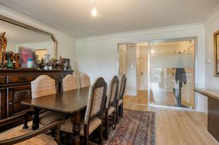 Dit instapklare en lichtrijke appartement (111 m²) bevindt zich op de Parklaan in Aalst (Residentie Parkhouse 1). Hier geniet je elke dag van een adembenemend, panoramisch zicht op het groene stadspark.<br /><br />Alles ligt hier op wandelafstand: scholen, openbaar vervoer, winkels, gezellige horeca, sportfaciliteiten en het levendige stadscentrum. Dankzij de vlotte aansluiting op de E40 (richting Brussel en Gent) is ook uw woon-werkverkeer uiterst vlot.<br /><br />Troeven van het appartement:<br /><br />Genieten in de zon: Een zuidgericht terras over de volledige breedte van het appartement.<br /><br />Ruimte & Licht: ruime woon- en eetkamer (40 m²) met prachtig parkzicht en een volledig ingerichte keuken (16 m²) met praktische aansluitende berging.<br /><br />Slaapcomfort: Twee volwaardige slaapkamers (elk 16 m²).<br /><br />Sanitair: Badkamer met dubbele wastafel en ligbad/douche, plus een afzonderlijk toilet.<br /><br />Extra opslag: Privatieve kelderberging op verdieping -1.<br /><br />Recent vernieuwd & instapklaar:<br />Het appartement werd recent grondig opgefrist en is volledig geschilderd. De elektriciteit is 100% vernieuwd, net als de vloerbekleding (stijlvol parket in de slaapkamers, duurzaam parket-vinyl in de overige ruimtes).<br /><br />Extra comfort & techniek:<br />Gunstig EPC, aluminium schrijnwerk met dubbele beglazing, nieuwe verwarmingsketel (2026), videofonie, digitale elektriciteitsmeter en een lift in het gebouw.<br /><br />Kortom: de ideale match voor wie zorgeloos wil wonen op een toplocatie, of een slimme, waardevaste investering zoekt!<br /><br />De algemene voorwaarden van Dewaele DIY kunt u steeds raadplegen via dewaele.com.<br /><br />Bestuursmaatregelen in het maatregelenregister: nee