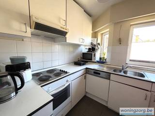 <p>Zeer groot appartement op een boogscheut van Mechelen centrum<br />Dit super toffe appartement ligt helemaal in het begin van Nekkerspoel op 3 min fietsen van het centrum van Mechelen. Het is een top uitvalsbasis maar biedt ook voldoende rust van zodra je thuiskomt in de woning! <br /><br />Op de tweede verdieping van dit kleinschalige gebouw bevindt zich dit toffe appartement met een grote en gezellige leefruimte, aansluitende keuken, badkamer met ligbad-douche combinatie, dubbele lavabo, toilet en aansluitingen voor wasmachine. Er zijn ook 3 slaapkamers waarvan eentje met trapluik naar de grote zolder die voor een groot deel afgewerkt is en dus nog kan gebruikt worden als hobbykamer. <br /><br />Een ideaal appartement voor mensen die graag dichtbij alles willen wonen met heel veel woonruimte en veel opbergruimte.<br />Dankzij de goede ligging ben je snel op de stadsring, R6, Tangent en autosnelwegen, alsook met de fiets ben je snel in het centrum of aan supermarkten, apothekers, ... <br />Beschikbaar op 01/08/2026<br />Er zijn geen vaste maandelijkse kosten, éénmaal per jaar wordt er een afrekening opgemaakt van de electriciteit van de gemeenschappelijke delen.<br />EPC C</p>