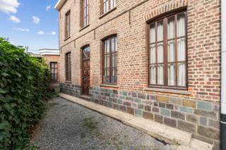 <p><strong>Ben je op zoek naar een volledig te renoveren woning met magazijn en tal van mogelijkheden? Gevonden!</strong></p>
<p>Deze eigendom combineert een ruime woning met een achterliggend magazijn en biedt daardoor een waaier aan opportuniteiten voor handige renovatoren, zelfstandigen of investeerders die op zoek zijn naar een pand met potentieel. Zowel de woning als het magazijn dienen volledig gerenoveerd te worden, waardoor je de kans krijgt om alles volledig naar eigen smaak en noden in te richten. Bovendien wordt momenteel onderzocht welke bijkomende ontwikkelingsmogelijkheden er op het perceel bestaan. Een eventuele projectontwikkeling behoort mogelijks tot de opties, al wordt hiervoor nog verder overleg gepleegd met de stad Aalst.</p>
<p>De woning beschikt over een ruime leefruimte met aansluitend een grote keuken, badkamer, apart toilet en extra bergruimte op het gelijkvloers. Op de verdieping bevinden zich momenteel twee slaapkamers en ruime zolder. De indeling biedt verschillende mogelijkheden om het pand volledig te herdenken en aan te passen aan hedendaagse woonwensen.</p>
<p>Achter de woning bevindt zich een omvangrijk magazijn- en garagegedeelte met verschillende opslag- en werkruimtes. Een absolute troef is de uitstekende bereikbaarheid: het magazijn is toegankelijk voor vrachtwagens en bestelwagens, wat tal van mogelijkheden biedt voor opslag, ambachtelijke activiteiten of een professionele uitbating. Dankzij de ruime doorgang en de verschillende garages is het pand bijzonder interessant voor zelfstandigen die wonen en werken willen combineren. Ook investeerders die op zoek zijn naar een eigendom met ontwikkelingspotentieel vinden hier een unieke kans.</p>
<p>Ben je op zoek naar een renovatieproject met een ruim magazijn en tal van toekomstmogelijkheden? Contacteer ons dan snel voor meer informatie of een bezoek ter plaatse!</p>