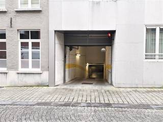 Staanplaats 5 te huur in centrum Brugge nabij het Zilverpand.<br />De staanplaats bevindt zich op de -2 onder residentie 'Richelieu'.<br />Algemeen:<br />- Huurprijs: € 99/maand<br />- Vrij vanaf: onderling bespreekbaar