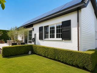 In een rustige en residentiële villawijk te Knokke, op fiets- en wandelafstand van het centrum, bevindt zich deze alleenstaande, instapklare woning die enkele jaren geleden met veel smaak en charme werd gerenoveerd. Deze woning is ideaal voor wie op zoek is naar een instapklaar en gemakkelijk te onderhouden huis op een rustige maar uiterst centrale ligging in Knokke.<br /><br />Indeling: inkomhal met vestiaire en gastentoilet. De gezellige leefruimte is ingedeeld in een eet- en zithoek en sluit aan op de open, volledig ingerichte keuken. De woonkamer en de keuken geven directe toegang tot de mooie zonneterrassen rondom de zonnekant van het huis. De woning beschikt over twee volwaardige slaapkamers, elk met hun eigen badkamer. De master bedroom is uitgerust met een dressing en een stijlvolle badkamer met inloopdouche, dubbele lavabo en toilet. De tweede slaapkamer beschikt over een badkamer met ligbad. Er is voldoende bergruimte voorzien. <br /><br />Buiten geniet u van een onderhoudsvriendelijke tuin met uitstekende privacy en meerdere zonovergoten terrassen rondom de woning. Op het terrein is er voldoende parkeergelegenheid voor meerdere wagens.<br /><br />Extra troeven zijn het energielabel C, een conforme elektrische installatie, asbestveilig attest en de aanwezigheid van zonnepanelen.<br /><br />📞 Bezoeken uitsluitend op afspraak<br />Contacteer Willem Cauwels via 0477/60.12.16