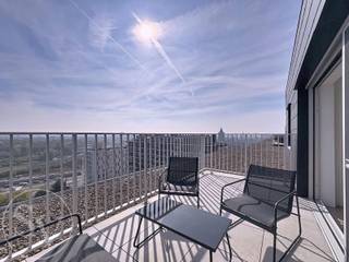 <h3><br />Gezellig dakappartement met groot terras en weids uitzicht.<br /><br /></h3>
<p>Geweldig, semi bemeubeld appartementje op de 14de en tevens hoogste verdieping van residentie <strong>Hof Ter Lo</strong>. Compact, ja maar het grote terras en het verre uitzicht maken dat meer dan goed! Ter info, de meubels zichtbaar op de foto's blijven in het appartement aanwezig.<br /><br /></p>
<p><strong>Indeling:</strong> inkomhal, gezellige woonkamer met aansluitend een zonnig terras, ingerichte keuken, badkamer met lavabo in meubel, inloopdouche en toilet, en een slaapkamer met vaste kasten.<br />Voor extra comfort hoort er ook een <strong>ondergrondse autostaanplaats </strong>(nr. 31) en een <strong>kelderberging </strong>(nr. 112) bij.<br /><br /></p>
<p>Het appartement kreeg recent een <strong>volledige make-over</strong>: extra isolatie, nieuwe ramen, een frisse keuken en een vernieuwde badkamer.<br />Ook het dak en de buitenmuren van het gebouw werden geïsoleerd.<br />Het huidige EPC-label D dateert nog van vóór deze verbeteringen, het nieuwe EPC zal dus merkbaar gunstiger zijn.</p>
<p><strong>Een echt charmant appartement</strong>, ideaal voor de single die houdt van licht, ruimte en een buitengevoel op het terras, maar niet te veel tijd wil verliezen aan onderhoud.<br /><br /></p>
<p>Huurprijs: <strong>€830</strong> (inclusief parking)<br />Provisie (algemene kosten, verwarming & water): <strong>€150/maand</strong><br />Beschikbaarheid: 15 juni</p>