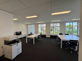 Espace de bureau d'environ 115 m² à louer avec un excellent emplacement près du Ring de Courtrai.<br /><br />Ce bureau prêt à déménager d'environ 115 m² est stratégiquement situé à proximité du Ring de Courtrai, avec un accès facile. L'espace dispose d'une salle de réunion, d'une kitchenette et d'un chauffage central au gaz.<br /><br />Il y a 2 places de parking incluses, avec la possibilité de louer des places supplémentaires.<br /><br />Vous recherchez un bureau fonctionnel dans un emplacement privilégié à Courtrai ? N'hésitez pas à nous contacter au 056 21 11 11 !