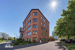 <strong>Geef jouw zaak een vliegende start in Kortrijk</strong><br />Op zoek naar een kantoorruimte van 89 m² die je volledig naar eigen smaak kan inrichten? Deze lichtrijke casco ruimte in Kortrijk biedt alle vrijheid om een plek te creëren die perfect past bij jouw zaak.<br />Dankzij de grote raampartijen voelt de ruimte open en uitnodigend aan. De centrale ligging, vlak bij belangrijke invalswegen en openbaar vervoer, maakt ze bovendien vlot bereikbaar voor klanten en medewerkers.<br />Ideaal voor onder meer een praktijk, kantoor, schoonheidssalon, kapsalon, reisbureau of uitzendkantoor. Hier geef je jouw onderneming de uitstraling die ze verdient.<br />Extra troef: mogelijkheid tot aankoop van een binnen staanplaats. Interesse?<br />Neem gerust contact met ons op voor meer info of een bezoek <strong>0495 53</strong> <strong>48 65</strong><br /> 