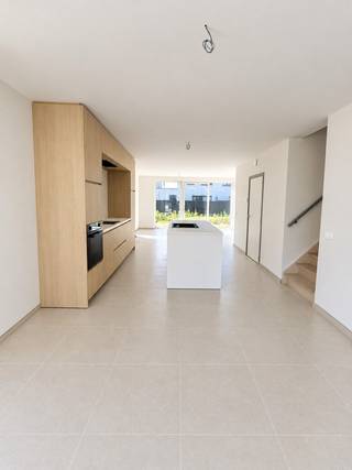 Hectaar bouwt deze energiezuinige nieuwbouwwoningen vlakbij het centrum van Roeselare (3km van de Grote Markt) en op slechts 2km van het station. In de nabije omgeving bevinden zich verschillende winkels zoals een bakkerij, slagerij, frituur en grootwarenhuizen. Verder zijn de woningen voorzien van een lichtrijke leefruimte met open, geïnstalleerde keuken,  3 slaapkamers en een badkamer met bad, douche en dubbel lavabomeubel. 
<ul>
	<li>Energiezuinige woning;</li>
	<li>Lichtrijke leefruimte met open keuken;</li>
	<li>3 ruime slaapkamers;</li>
	<li>Vloerverwarming op het gelijkvloers;</li>
	<li>Warmtepomp lucht /water;</li>
	<li>Mogelijkheid tot het plaatsen van een carport met tuinberging;</li>
</ul>
Wens je een afspraak om deze woningen te ontdekken? Contacteer ons!